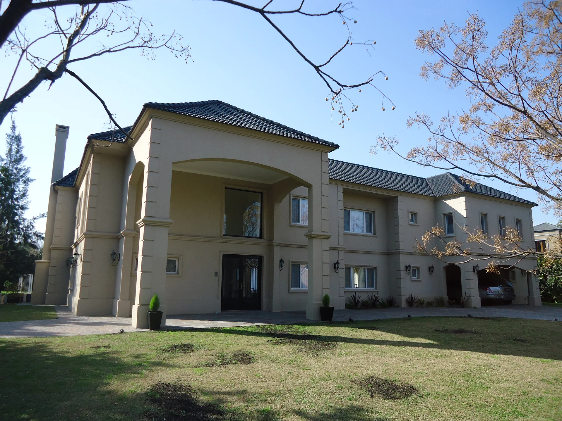 Vivienda familiar en Los Pingüinos, fachada hacia el jardín