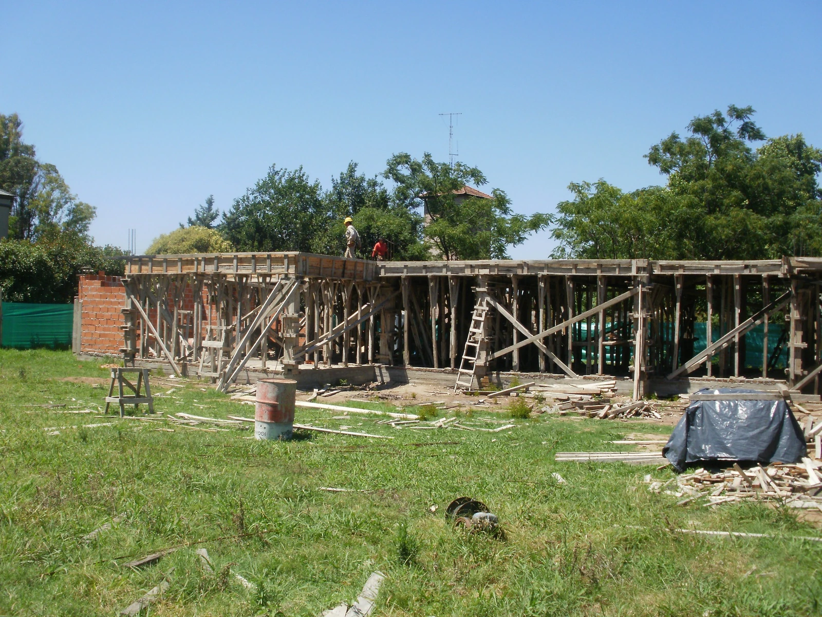 Vista general de la vivienda durante la ejecución de estructura y encofrados.