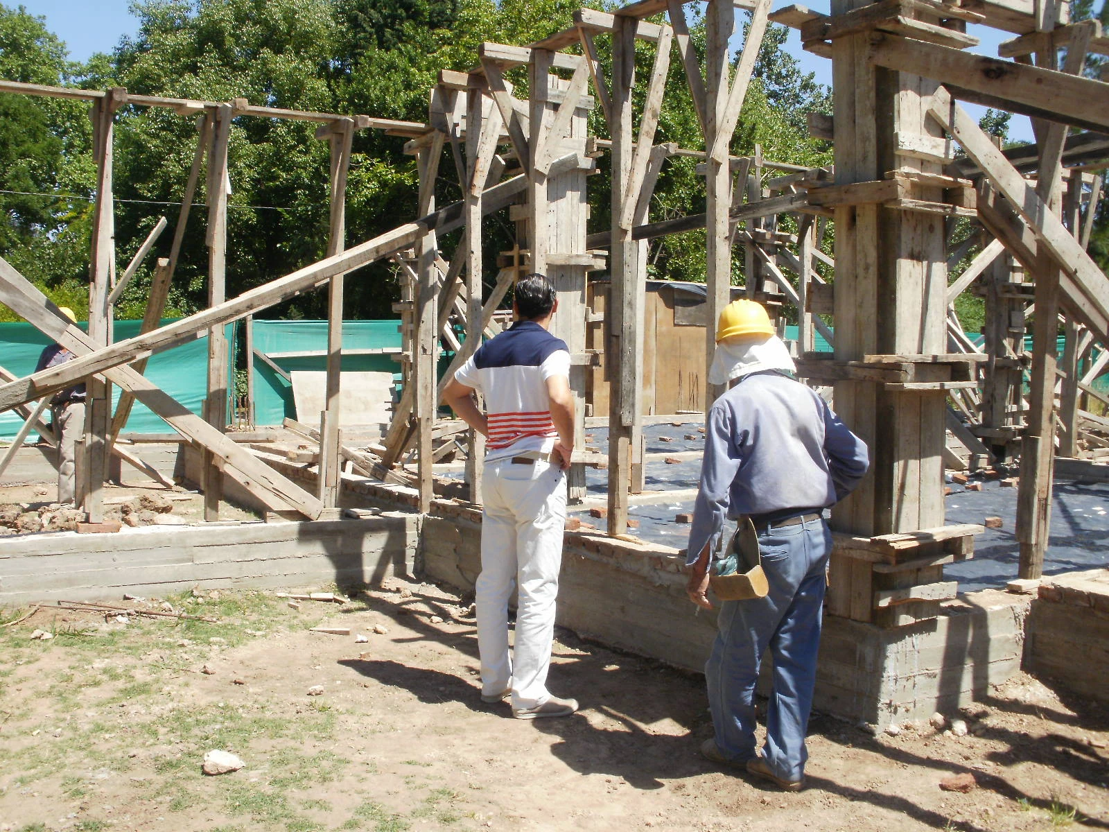 Registro de obra junto a los encofrados de la vivienda.