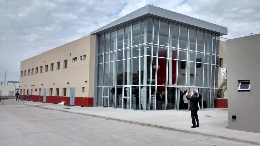 Acceso vidriado y fachada de la planta industrial Duas Rodas.