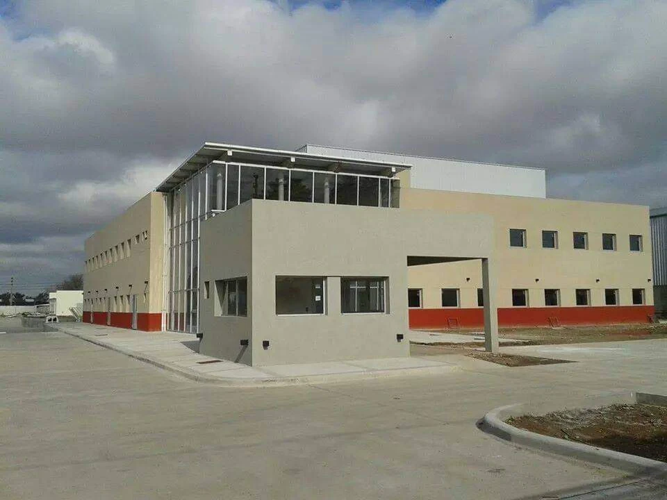 Vista exterior de la planta Duas Rodas y su acceso al predio.