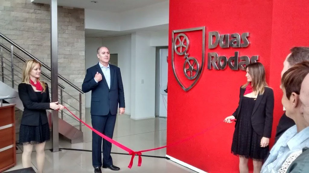 Registro de la inauguración en el interior del edificio Duas Rodas.