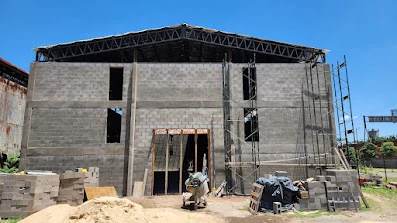 Exterior del galpón durante la obra, con cubierta metálica colocada.