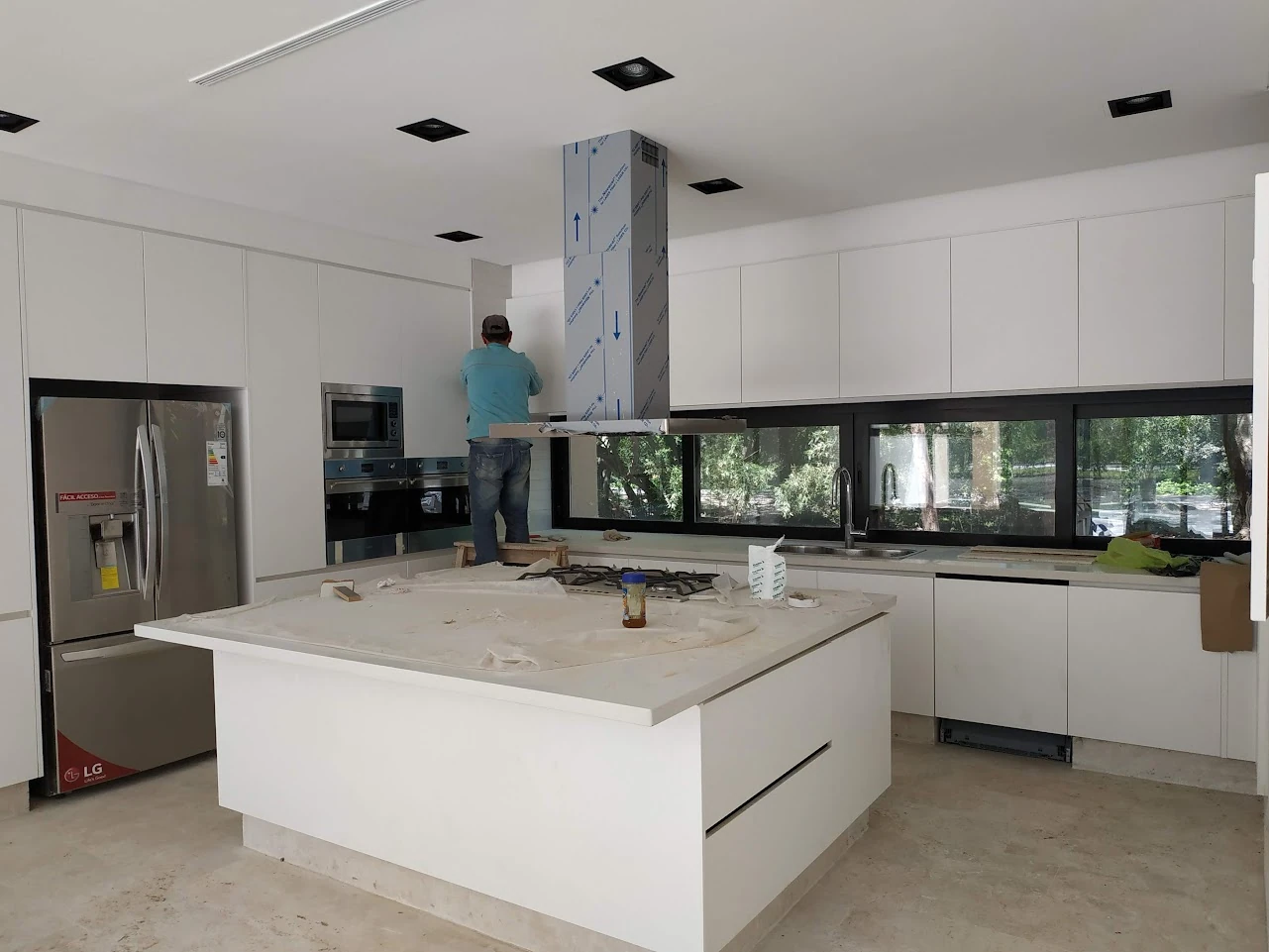 Cocina con isla durante la instalación y las terminaciones.
