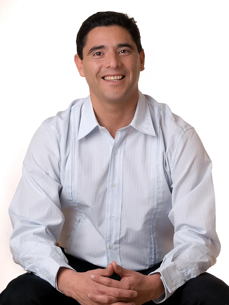 Julio Díaz, arquitecto, con camisa blanca