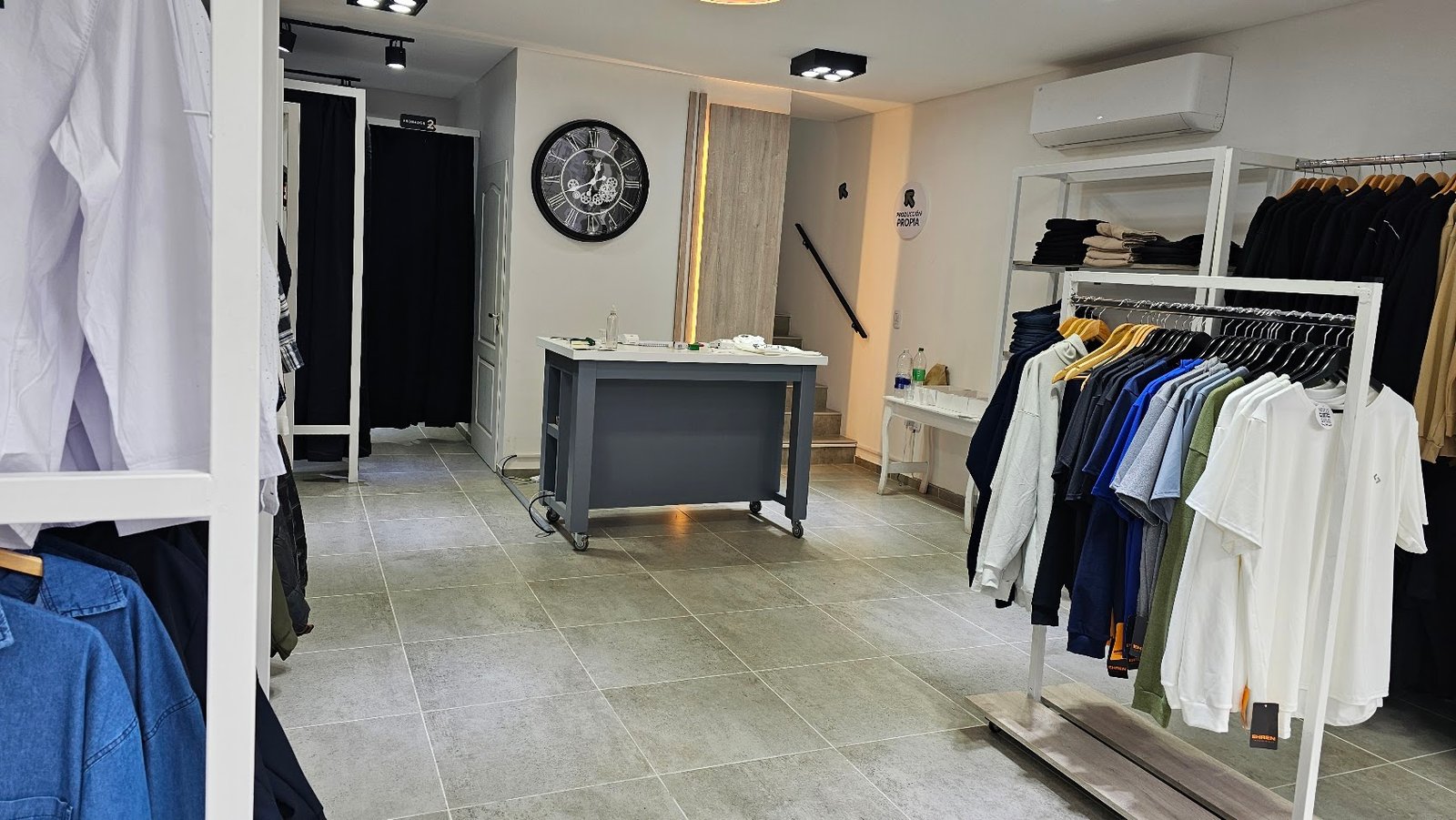 Interior de local de indumentaria con exhibidores y mostrador